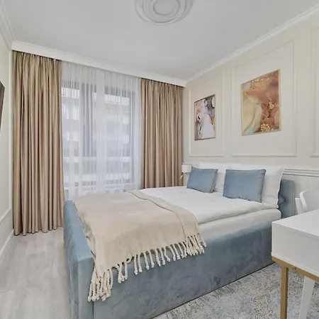 Pastel & Floral With Parking In By Renters