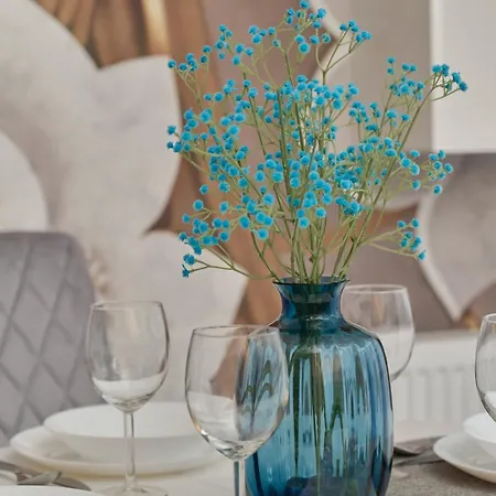 Pastel & Floral With Parking In By Renters Appartement