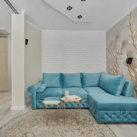 Pastel & Floral With Parking In By Renters