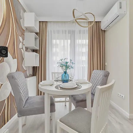 Pastel & Floral With Parking In By Renters * Wrocław