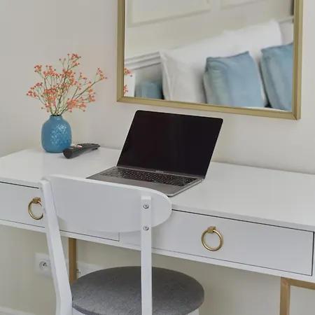 Pastel & Floral With Parking In By Renters